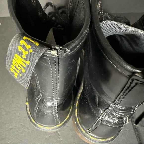 Dr Martens England Made Black Combat Boot 10 Eye Thrashed Street Lace Up - Picture 5 of 13
